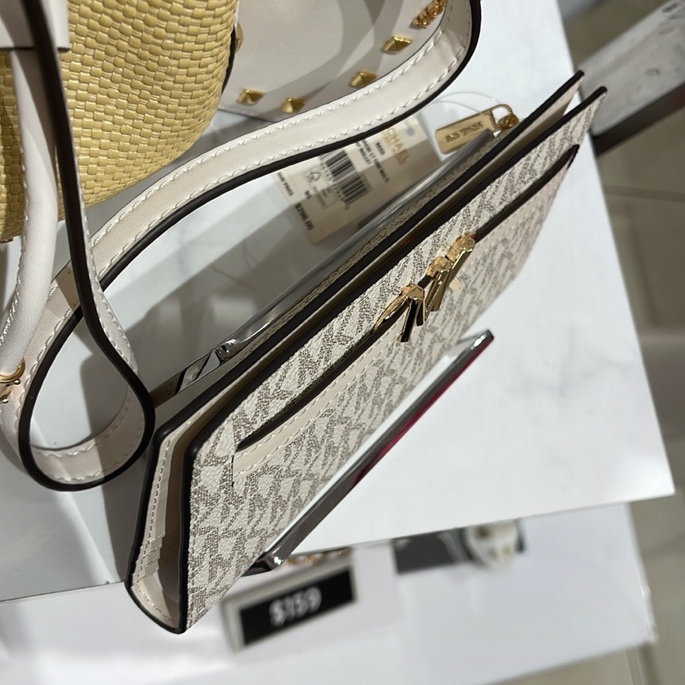 MICHAEL KORS
Reed Large Snap Signature Wallet
35S3G6RE3B
Lt Cream Multi
NWT - Picture 14 of 16